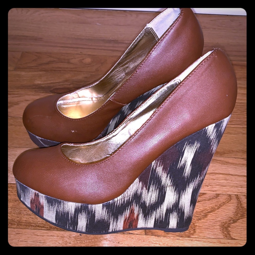 Brown closed toe wedge by Dollhouse